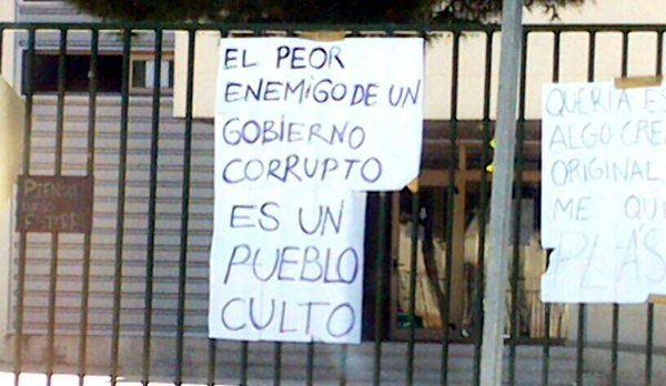 Una de las pancartas que había en la puerta del Dr. Alarcón Santón | Foto Twitter de IU La Roda