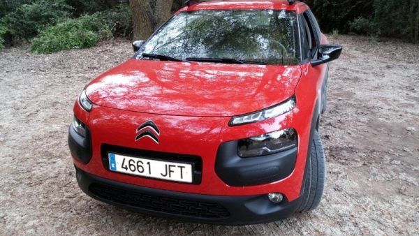 Frontal robusto con la característica luz diurna LED en forma de ceja