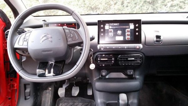 Interior sencillo y original con las dos pantallas de mandos. Guantera en zona de acompañante