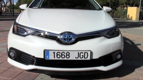 Aspecto moderno, “estirado” y agresivo del nuevo Toyota Auris. Detalle en azul de la marca, exclusiva del Híbrido
