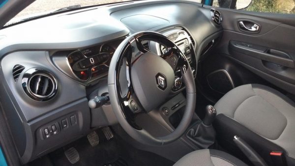 Parte delantera espaciosa, agradable y buena sensación de montaje.