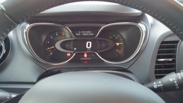 Velocímetro digital, reloj cuentarrevoluciones y capacidad de combustible.