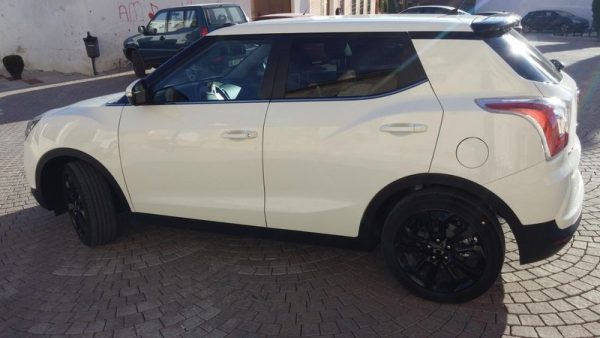 Pasos de rueda marcados y techo plano “flotante”.