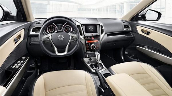 Interior funcional y de aspecto general de buen montaje.