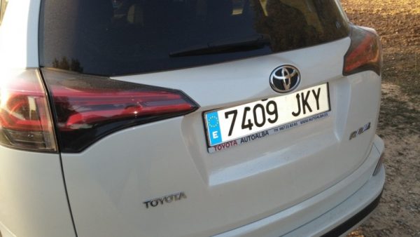 Grupos ópticos más alargados en la parte trasera.