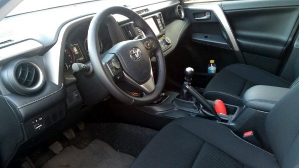 Puesto de conducción elevado, muy cómodo. Buena visibilidad.