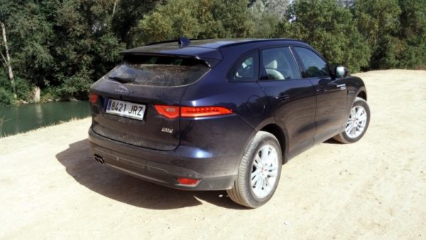 Portón trasero de plástico. Techo casi plano y destacable alerón. Mejora el coeficiente aerodinámico y quita peso.