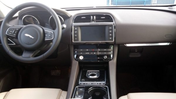 Elegancia, sofisticación y diseño, junto con elegancia, deportividad y mucha clase en el interior.