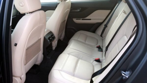 Suficiente espacio en los asientos traseros.