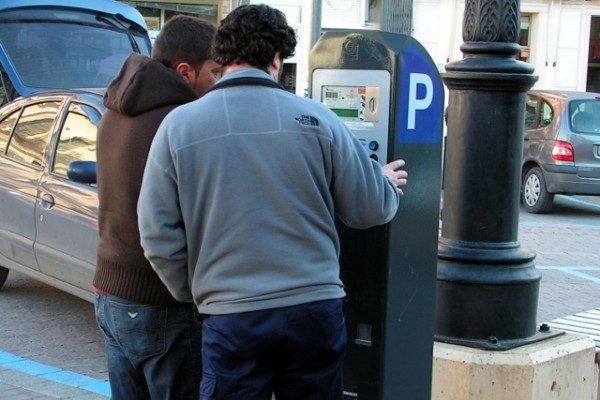 Se darán diez minutos antes de multar y no habrá que pagar por aparcar durante las tardes de agosto. Además, para los coches sin ticket, la anulación de la denuncia costará 7 euros