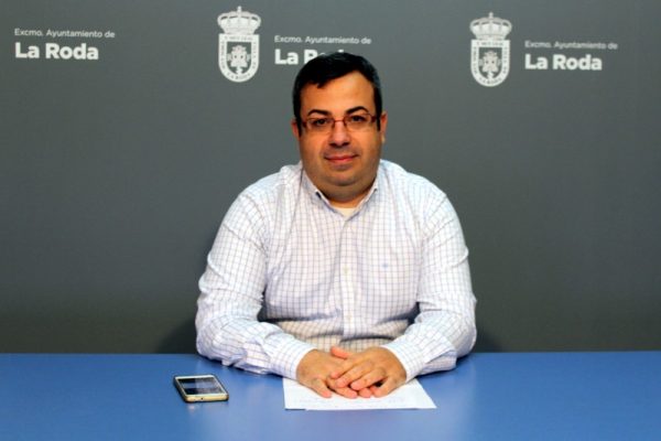 Dos arquitectos, un oficial de albañilería, un operario de servicios múltiples y un monitor de actividades deportivas